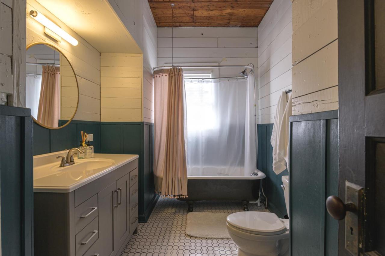Restored 1930S Uptown Bungalow 2 Min. To Magnolia Waco Kültér fotó